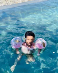 Liburan ke Bali, Rianti Cartwright Semangat Ajak Cara Rose Berenang