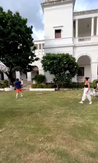 Liburan ke Istana Megah Saif Ali Khan, Kareena Kapoor Tanding Badminton - Taimur Panen Lobak