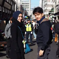 Liburan ke Jepang, Dimas Seto Lawan Dingin Demi Shalat di Masjid!