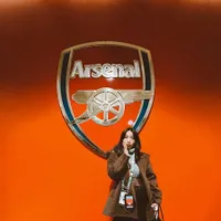 Liburan ke London, Potret Hesti Purwadinata Kunjungi Markas Arsenal - Bikin Netizen Pengen Ikut