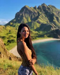 Liburan ke NTT, Aurelie Moeremans Cantik Berbikini Nikmati Hari