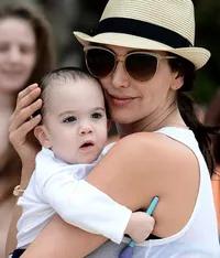 Liburan ke Pantai, Bayi Ganteng Simon Cowell Mendadak Nangis
