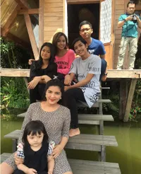 Liburan Keluarga ke Bandung, Arsy - Aurel Asyik Main Kelinci