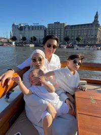 Liburan Keluarga Nikita Willy di Belanda, Issa dan Nael Sibuk Minum Susu Saat Foto Bareng