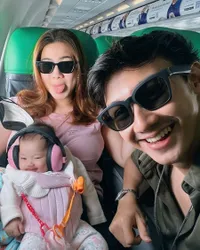 Liburan Keluarga Pertama, 7 Potret Felicya Angelista dan Caesar Hito Ajak Buah Hati ke Bali - Baby Bible Sadar Kamera Bikin Gemas