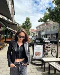 Liburan Romantis ke Belanda, Cinta Laura Sepayung Berdua dengan Arya Vasco