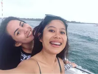 Liburan Seru Kartika Putri di Bali, Naik Boat Sambil Memancing
