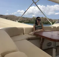 Liburan Sosialita Reni Sutiyoso, Yacht Mewah - Jet Pribadi ke NTT