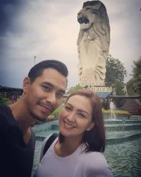Liburan Tanpa Anak, Donna Agnesia & Darius Ciuman di Singapura