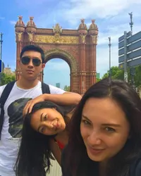 Liburan Tata - Aya dan Dharma, Nikmati Musim Panas di Spanyol