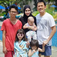 Liburan Zaskia Mecca & Hanung Bareng 4 Anak, Jalan Kaki 10 Km
