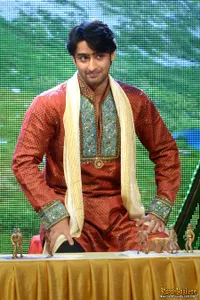 Lirikan Mematikan Shaheer Sheikh, Bikin Klepek-Klepek!