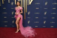 Lisa BLACKPINK Bak Peri Pakai Gaun Pita Pink di Emmy Awards 2025