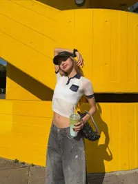 Lisa BLACKPINK Terciduk Jalan-jalan di Mall Jakarta: Santai Nunggu Jemputan di Lobby!