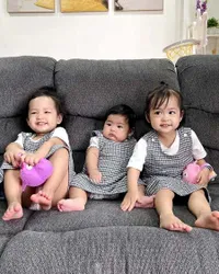 Lucu Banget, Ini 8 Potret Ketiga Anak Anisa Rahma - si Adik Diapit Kakak Kembarnya