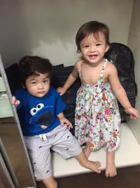 Lucunya, Anak Kembar Jonathan Frizzy Ini Bakal Bikin Kamu Gemes