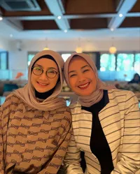 Lulus S3 dalam Sidang Tertutup, Potret Desy Ratnasari Kini Resmi Menyandang Gelar Doktor - Sahabat Bangga