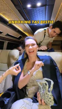 Luna Maya Bongkar Isi Tas Mini yang Dibawa Kondangan, Kecil Tapi Banyak Isinya