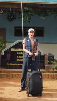 8 Potret Luna Maya Terbang ke Madura, Bantu Renovasi Sekolah di Pamekasan