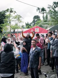 Luna Maya Turun Langsung Bantu Korban Banjir Sumatera, Sampai Harus Menyebrang Pakai Sling Baja