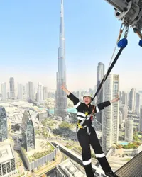 Dari Lutut Lemas Sampai Bermesraan, 10 Potret Seru Felicya Angelista - Caesar Hito Sky Edge Walk di Dubai