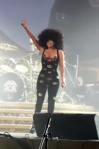 Lady Gaga Kribo Gemparkan Panggung Queen dan Adam Lambert