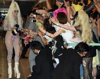 Lady Gaga Pamer Lekuk-Lekuk Tubuh Dengan Busana Transparan