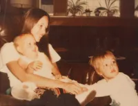Langka - Foto Masa Kecil Angelina Jolie Bersama Ibunya