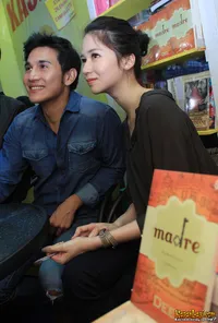 Laura Basuki dan Vino Bastian di Launching Novel Madre