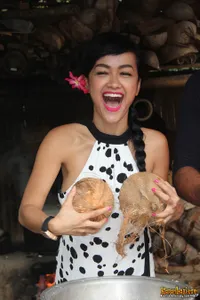 Liburan ke Bali, Jupe Tetap Seksi Belajar Masak Makanan Khas