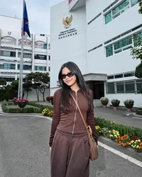 Potret Melly Lee 'Pulang Kampung' ke Korea Selatan, Pose di Depan KBRI Seoul