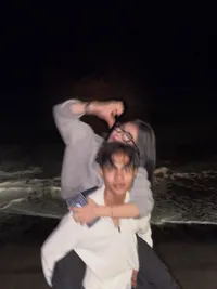 Potret Eby dan Zahra Pamer Liburan di Pantai, Tulis Caption Manis