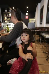 Lucunya Wajah Polos Safeea Saat Makan di Restoran