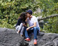 Lupa Mila Kunis - Ashton Kutcher Lebih Tertarik Pada Ponsel