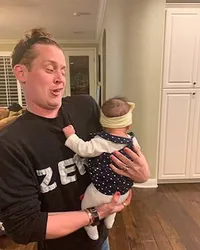 8 Potret Macaulay Culkin Buka-Bukaan Tentang Hubungan Rumitnya dengan Sang Ayah
