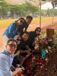 Mahalini Ziarah ke Makam Vidi Aldiano Bareng Geng Guyub