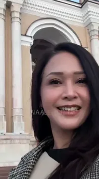 Maia Estianty dan Irwan Mussry ke Uzbekistan, Dikasih Peci Cantik