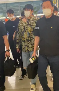 8 Potret Sehun EXO Saat Berada di Indonesia, Asyik Main Golf hingga Pakai Batik Pemberian Fans - Disebut Mirip Pejabat