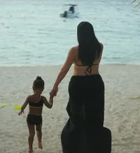 Main Pasir di Pantai, Kim Kardashian dan North West Duel Bikini