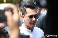 Makan Bareng Saat Ulang Tahun, Eza Gionino Merasa Asing Lihat Wajah Istri