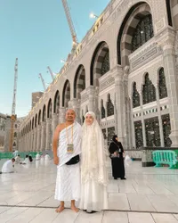 Makin Bahagia, Potret Afie Kalla Mantan Laudya Cynthia Bella Umrah Bareng Istri Tercinta - Romantis di Tanah Suci