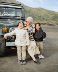 Makin Bahagia Usai berpisah dari Ayus, 8 Potret Ririe Fairus Momong Kedua Anaknya - Kelihatan Seperti Kakak Adik