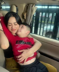 Makin Besar, Intip 8 Potret Momen Khitanan Anak Semata Wayang Selvi Kitty - Pilih Metode Baru