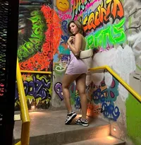 Makin Cantik dan Seksi, Ini Potret Millen Cyrus Tampil dengan Mini Dress Super Duper Pendek dan Pakai Baju Belahan Tinggi yang Bikin Netizen Auto Ngezoom