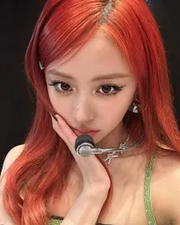 Makin Cantik dengan Rambut Orange, 8 Potret Yunjin LE SSERAFIM yang Visualnya Nggak Masuk Akal