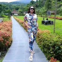 Makin Cantik Langsing, Intip 8 Potret Ussy Sulistiawaty yang bak ABG Saat Arisan di Villa