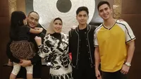 Makin Harmonis, 8 Potret Keluarga Ferry Irawan dan Venna Melinda Buka Puasa Bersama - Ada Athalla & Verrell Bramasta