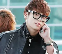 Makin Hot, Artis Korea Ini Ganteng Banget Pakai Kacamata