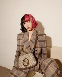 Makin Memesona dengan Rambut Dua Warna, Potret Isyana Sarasvati Pakai OOTD Serba Gucci - Senang Kembaran Baju Sama Kai EXO