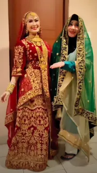 Makin Memesona di Usia Kepala 5, 11 Potret Iis Dahlia Dalam Balutan Kain Sari di Pesta Ulang Tahun - Secantik Bintang Bollywood